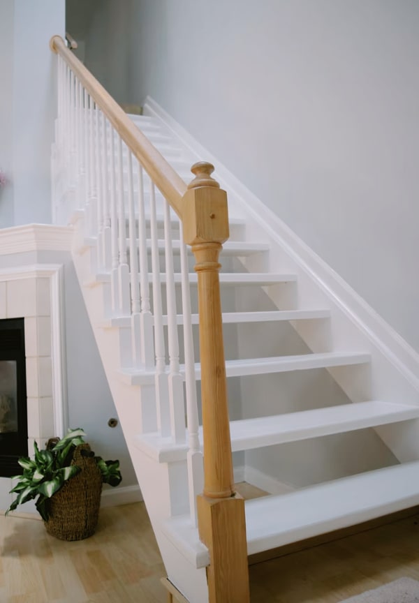 Ilustrasi tangga mewah modern.