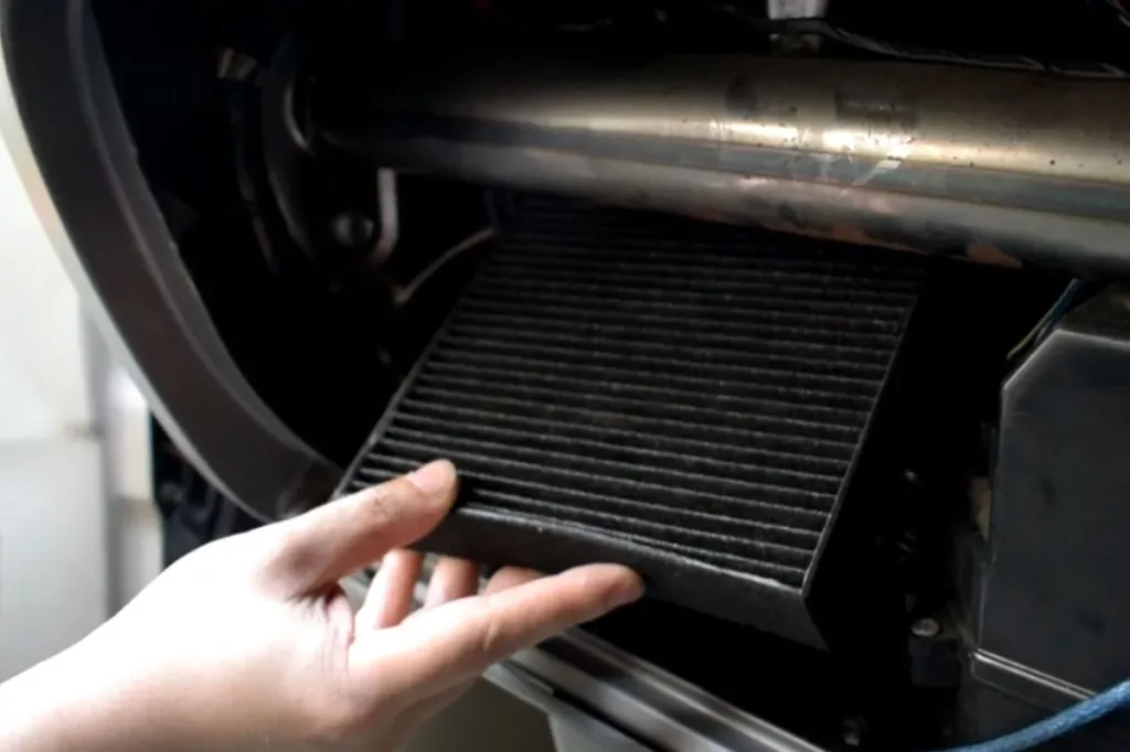 Bau yang tidak sedap di mobil