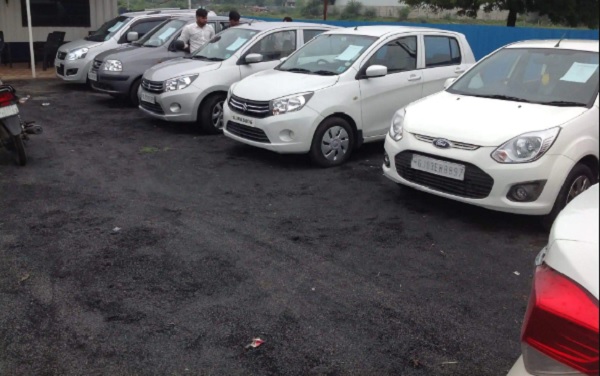 Deretan mobil bekas pada sebuah showroom mobil bekas.