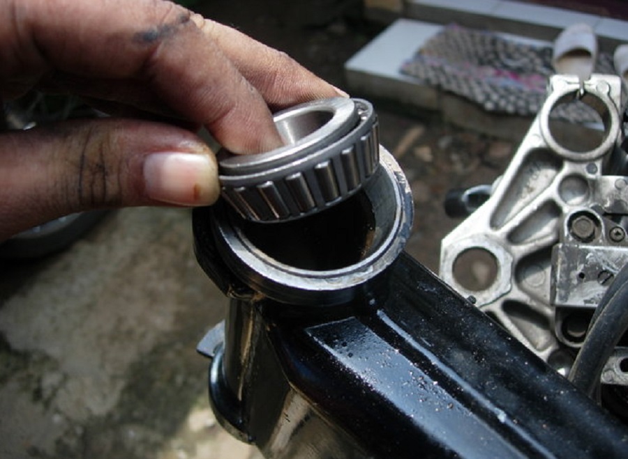 Merawat Komstir Motorbih Awet (Source : iwanbanaran.com)