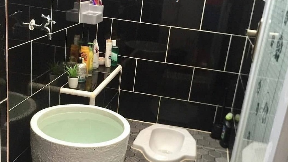 Desain Kamar Mandi Minimalis dengan Nuansa Warna Hitam Elegan