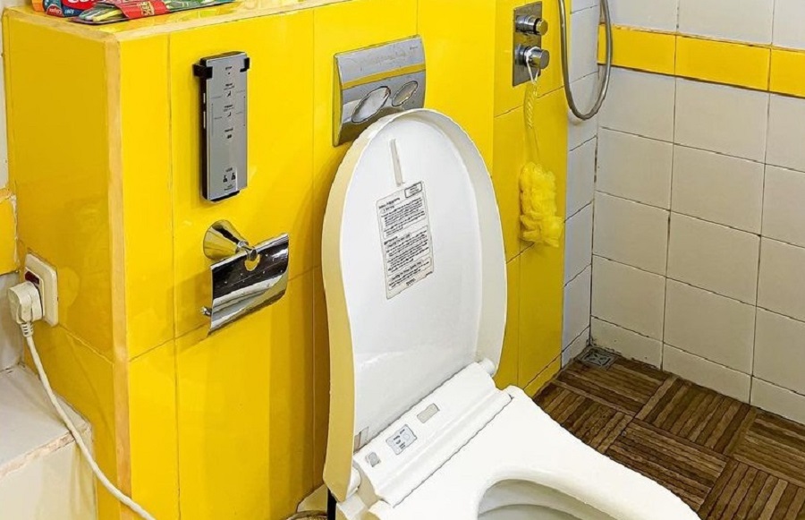 Desain Kamar Mandi Minimalis Bernuansa Warna Kuning Ceria 