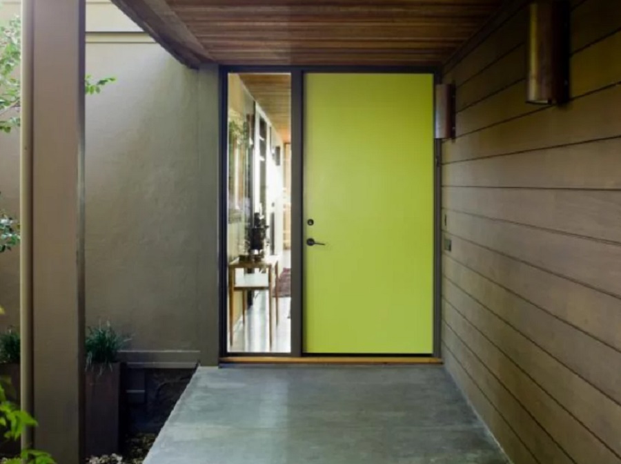 Kombinasi Warna Kuning dan Coklat Pada Jendela dan Pintu 