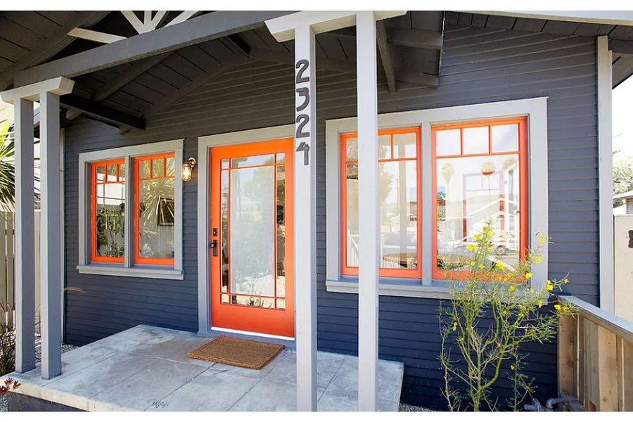 Kombinasi Warna Oranye dan Abu-Abu Pastel Pada Jendela dan Pintu