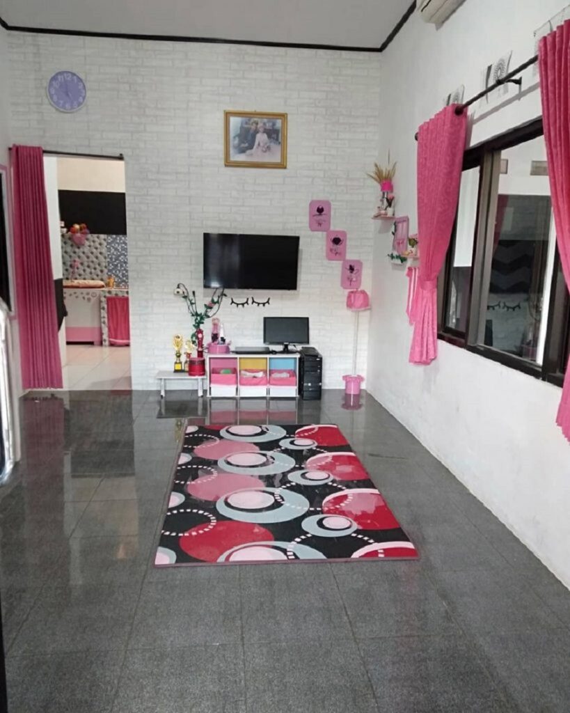 Ruang Tamu Lesehan Gaya Feminim 