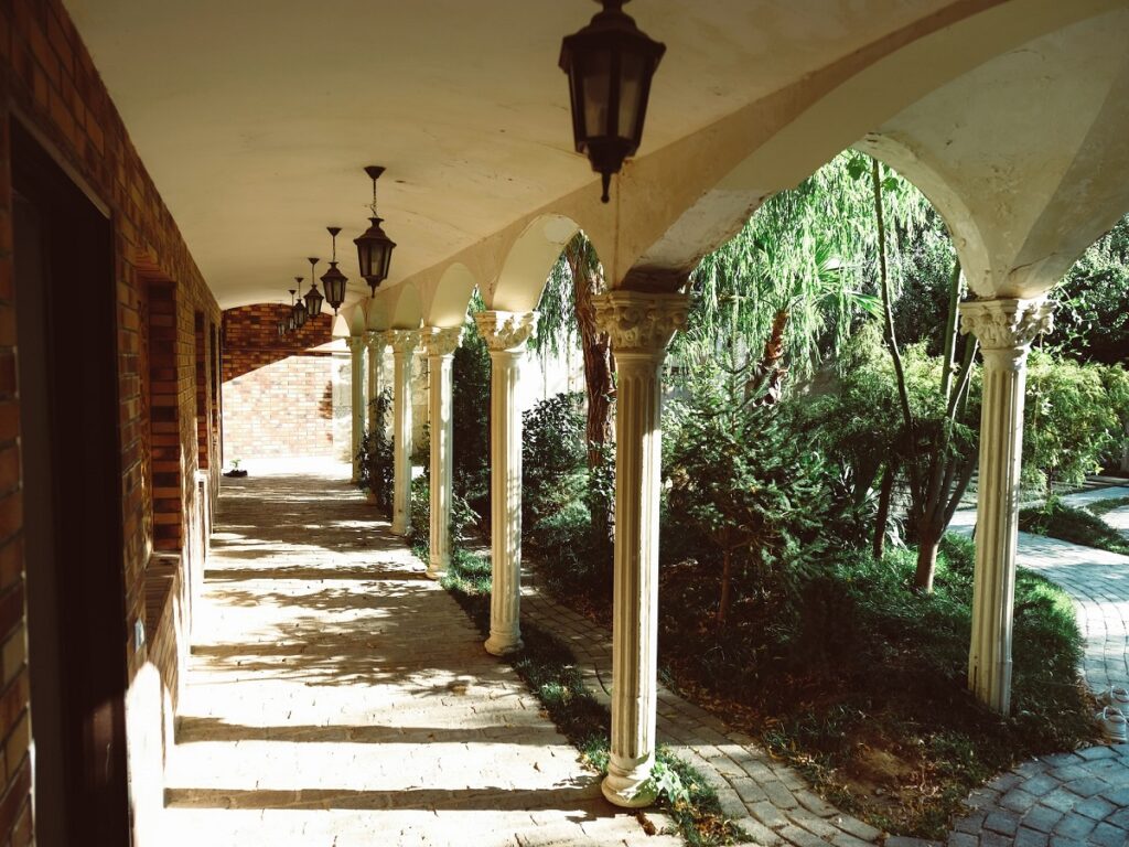 
Teras Rumah Panjang ke Samping Bergaya Klasik