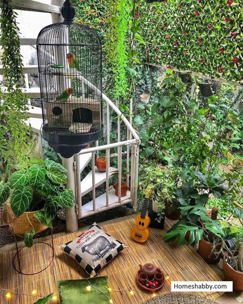 Desain Tangga Putih Melingkar dengan Gerbang