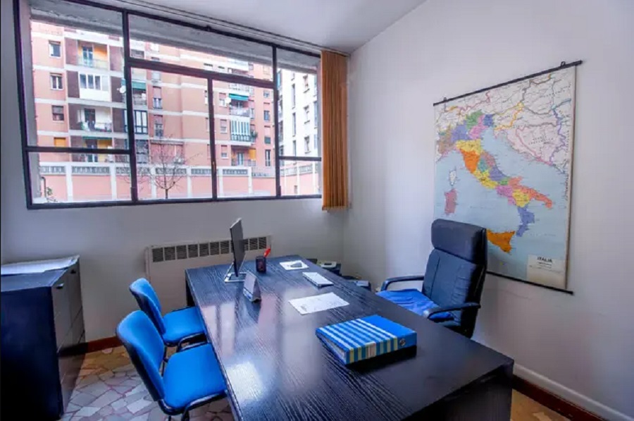 Ruang Kerja Bergaya Formal 