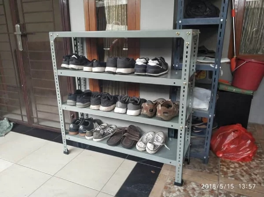 Lemari Sepatu Besi