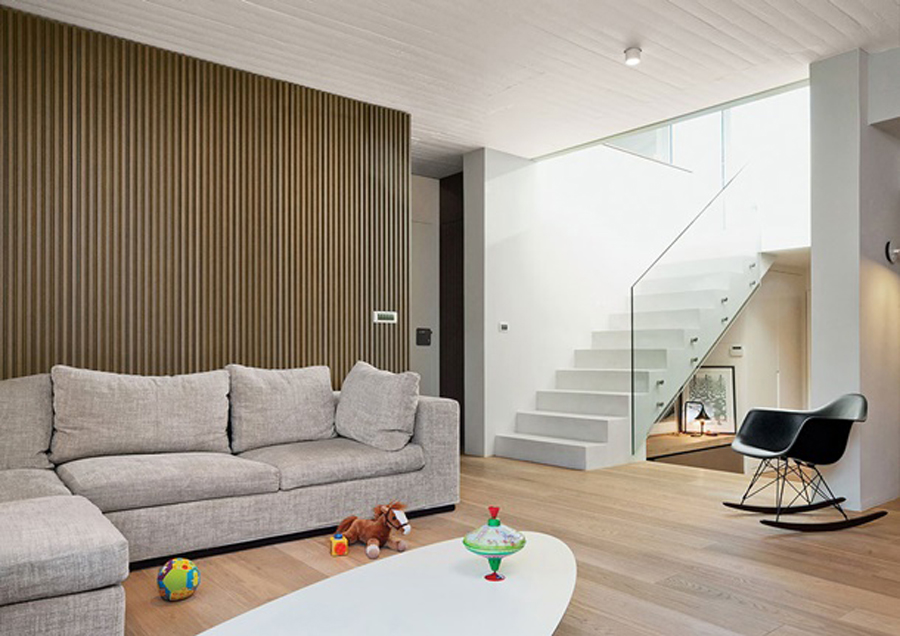 
Bebas Sekat dengan Tangga Kaca 