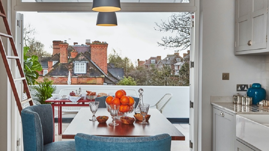 Desain Dapur dan Ruang Makan Jadi Satu Sederhana dekat Balkon 