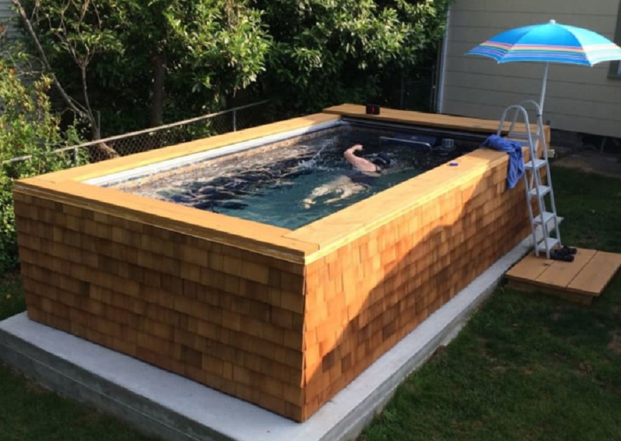 Kolam Renang Minimalis di Halaman Belakang Rumah 